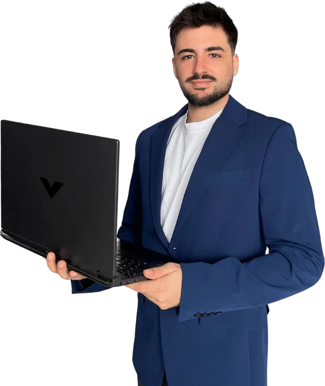 Iván García, fundador de Garay Webs, con un portátil en la mano